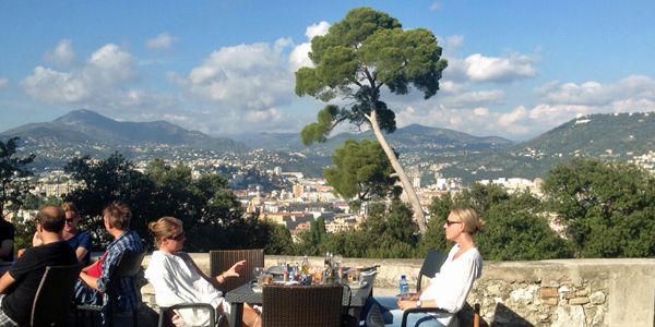 Terrasje bij La colline du chateau