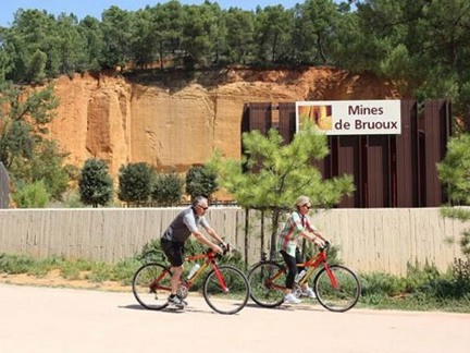 Fietsen door het okerkleurige landschap