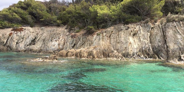 Helder zeewater bij Porquerolles Porquerolle met azuurblauw zeewater